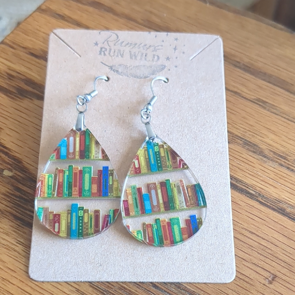 📚 NWT Resin Bookshelf Teardrop Earrings - Picture 2 of 5